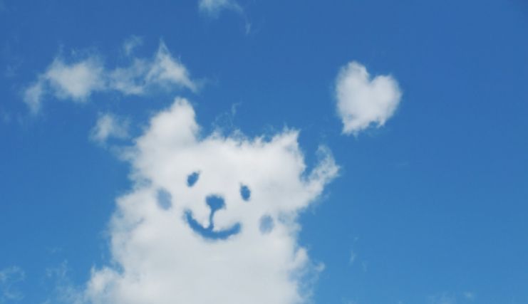 青空に浮かぶ笑顔の犬の雲